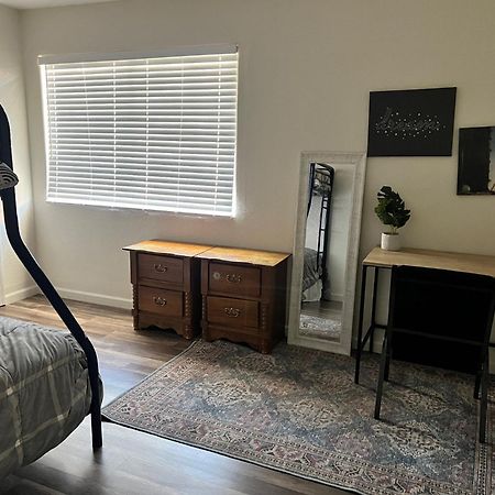 Peaceful 2Bed,1Bath Condo With Free Parking All Yours To Enjoy Fresno Buitenkant foto