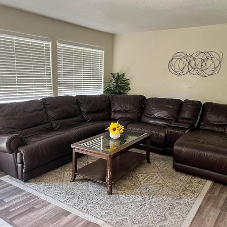Peaceful 2Bed,1Bath Condo With Free Parking All Yours To Enjoy Fresno Buitenkant foto