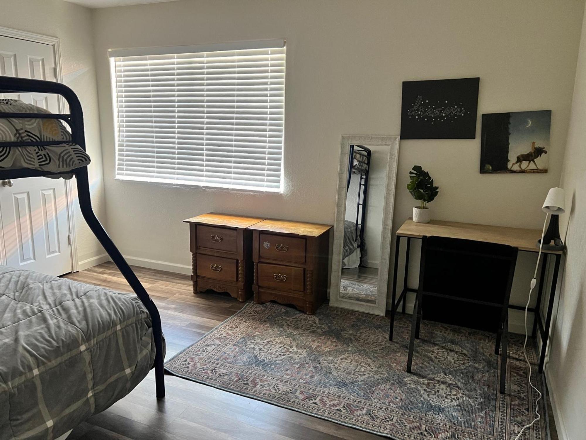 Peaceful 2Bed,1Bath Condo With Free Parking All Yours To Enjoy Fresno Buitenkant foto