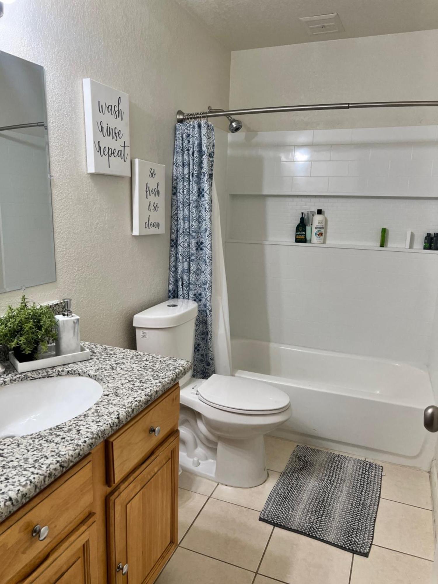 Peaceful 2Bed,1Bath Condo With Free Parking All Yours To Enjoy Fresno Buitenkant foto