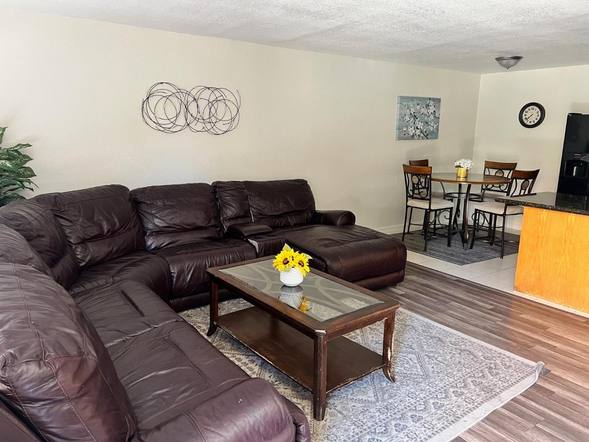 Peaceful 2Bed,1Bath Condo With Free Parking All Yours To Enjoy Fresno Buitenkant foto