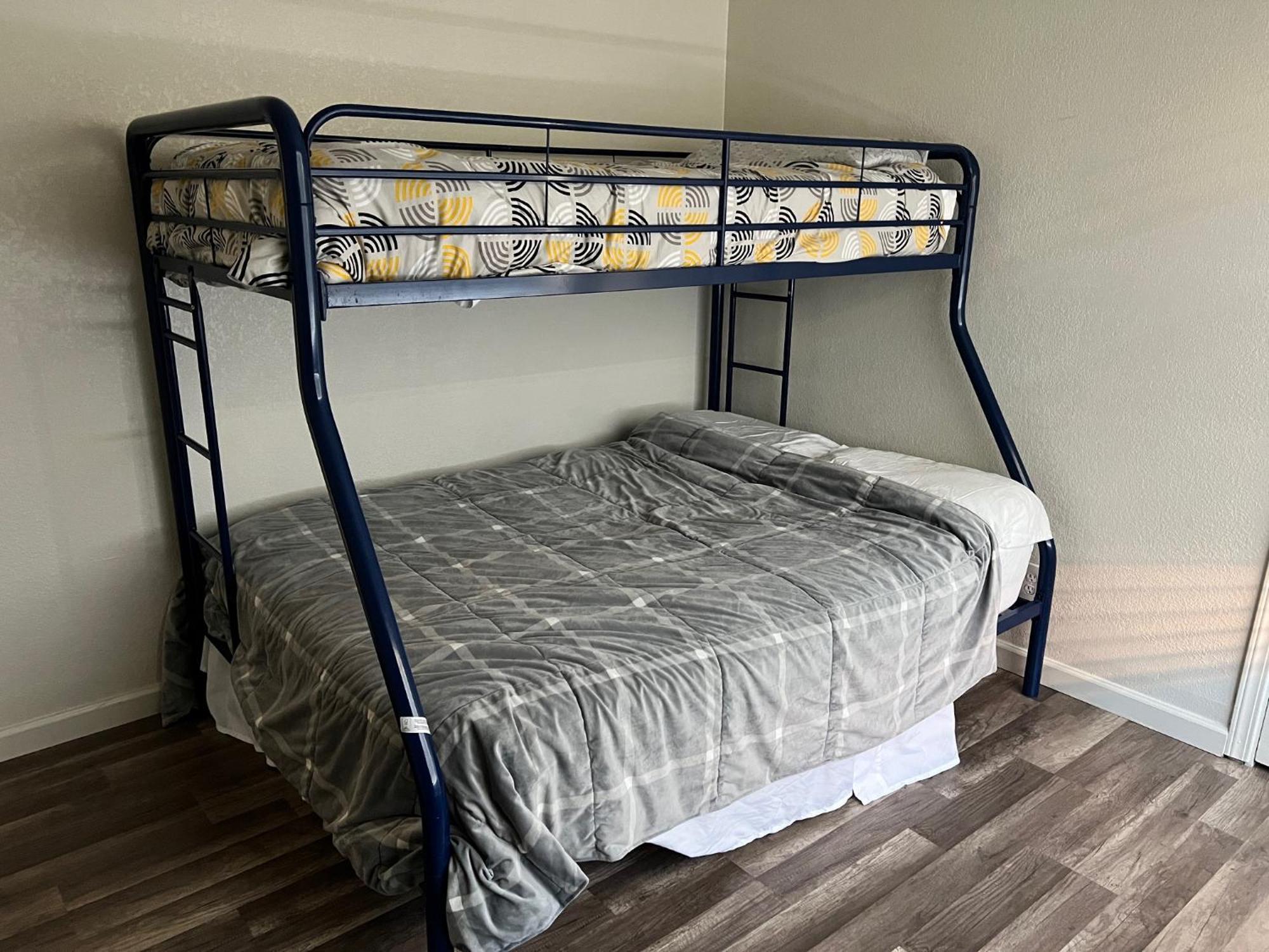 Peaceful 2Bed,1Bath Condo With Free Parking All Yours To Enjoy Fresno Buitenkant foto